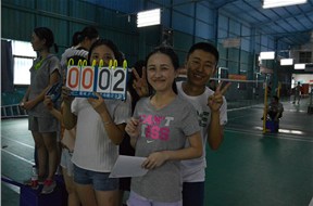 公司举办员工羽毛球比赛