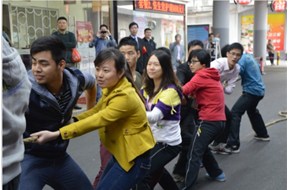 鼎智团队参加国贸物业组织的拔河跳绳比赛